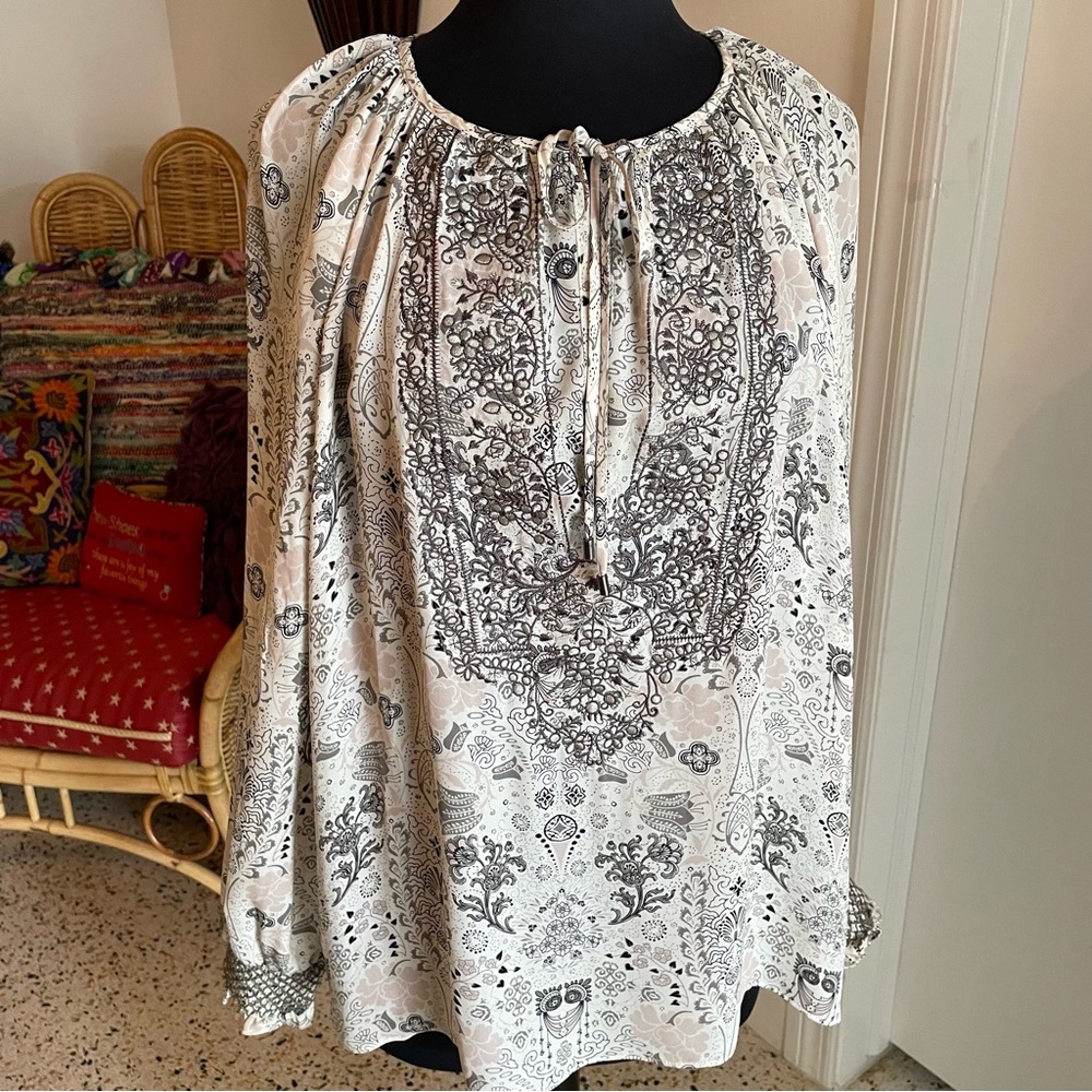 PARKER Long Sleeve Gray Embroidered Silk Top! Beautiful gray pink print! Large